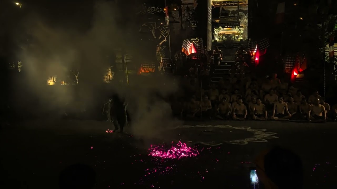 金曜日 Pura Dalem でレゴンダンス、ケチャ&ファイアーダンス4 じゃらんのトランス火渡り