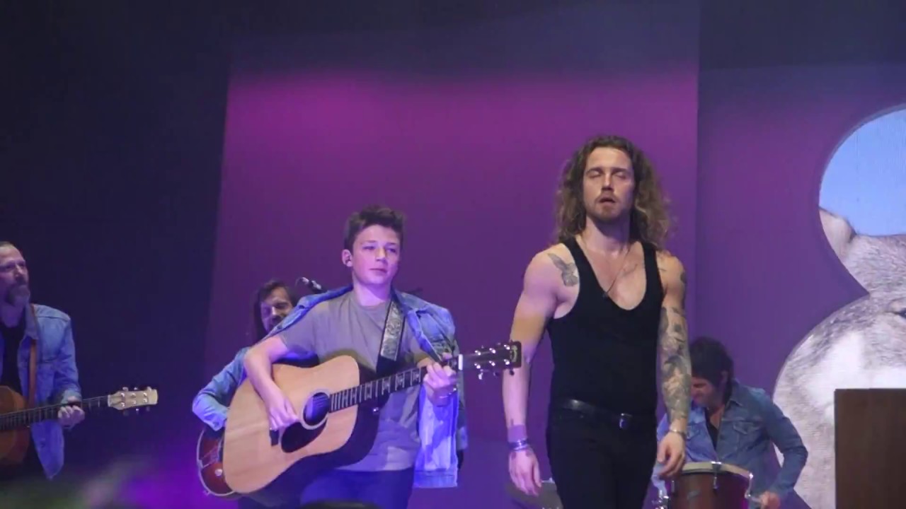 Julien Doré invite sur scène un jeune guitariste - Toulouse - 03/05/2017