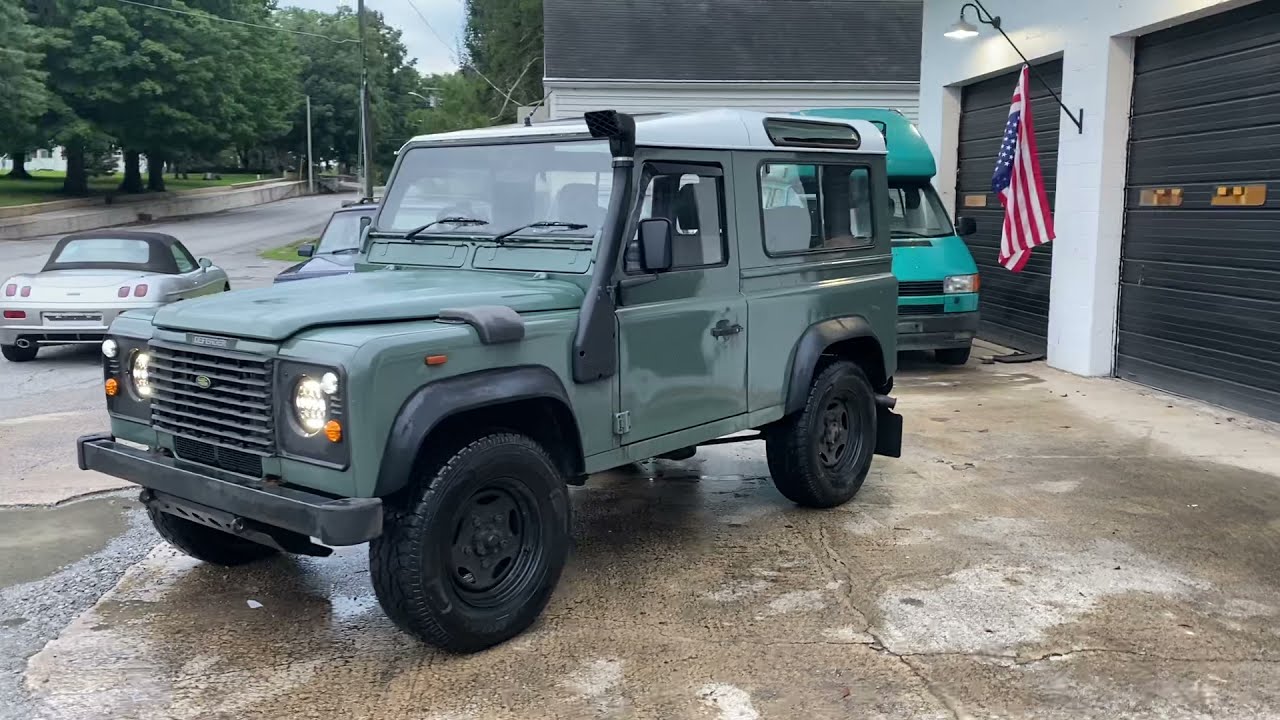 1991 Land Rover Defender 90 200 TDI Green start up and walk around