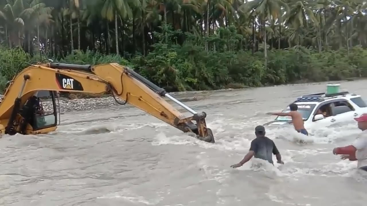 Toyota Rush Dan Daihatsu Terios Nekat Melintasi Sungai Arus Deras - Perjalanan Wilayah Timur