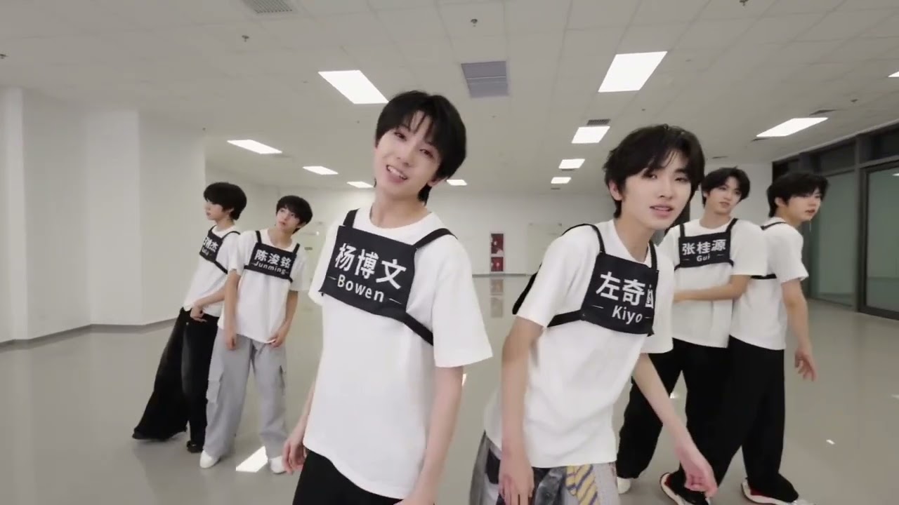 Buổi luyện tập cho ngày ba ngày " vinh quang " của TF家族 
