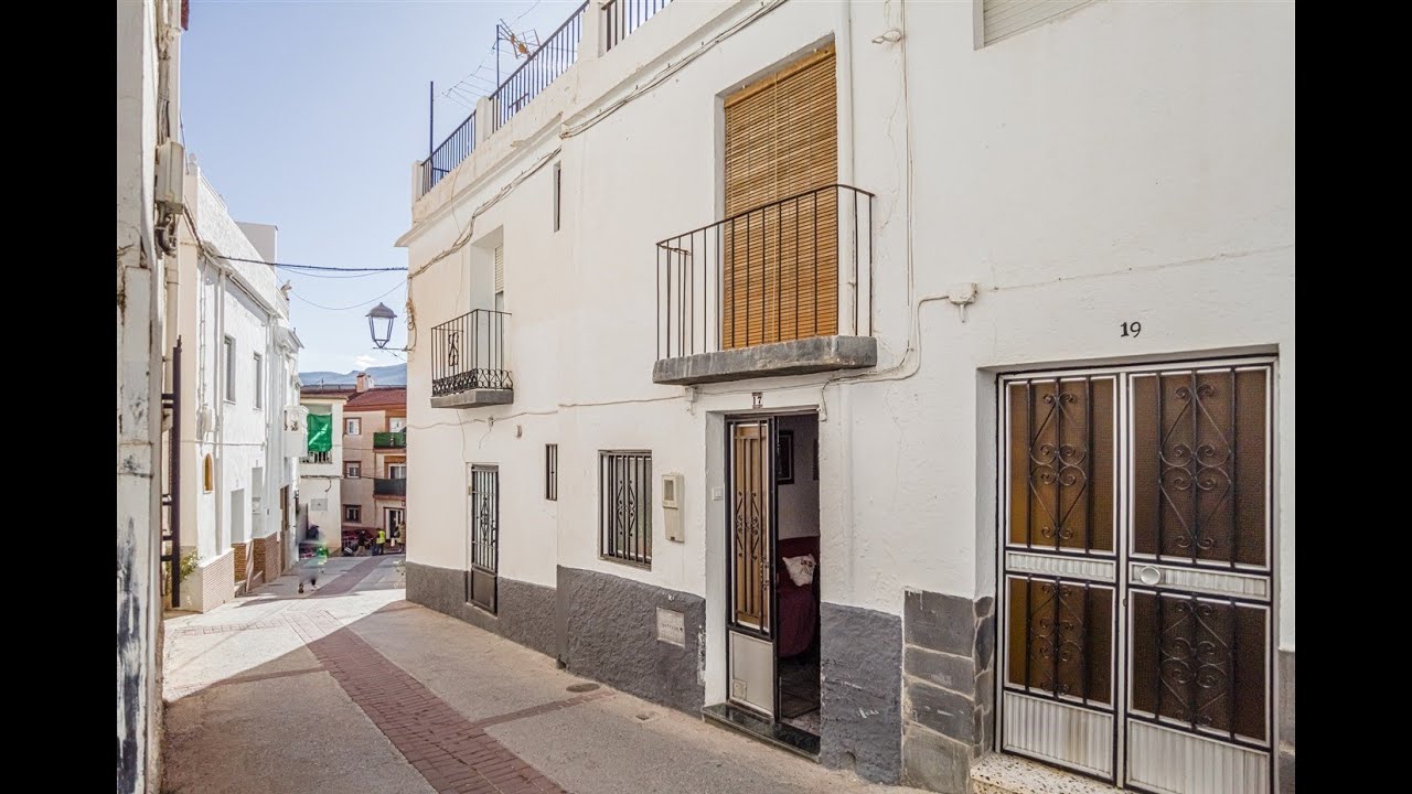 SOLD  In Orgiva. Five Bedrooms Townhouse with great Roof Terrace.