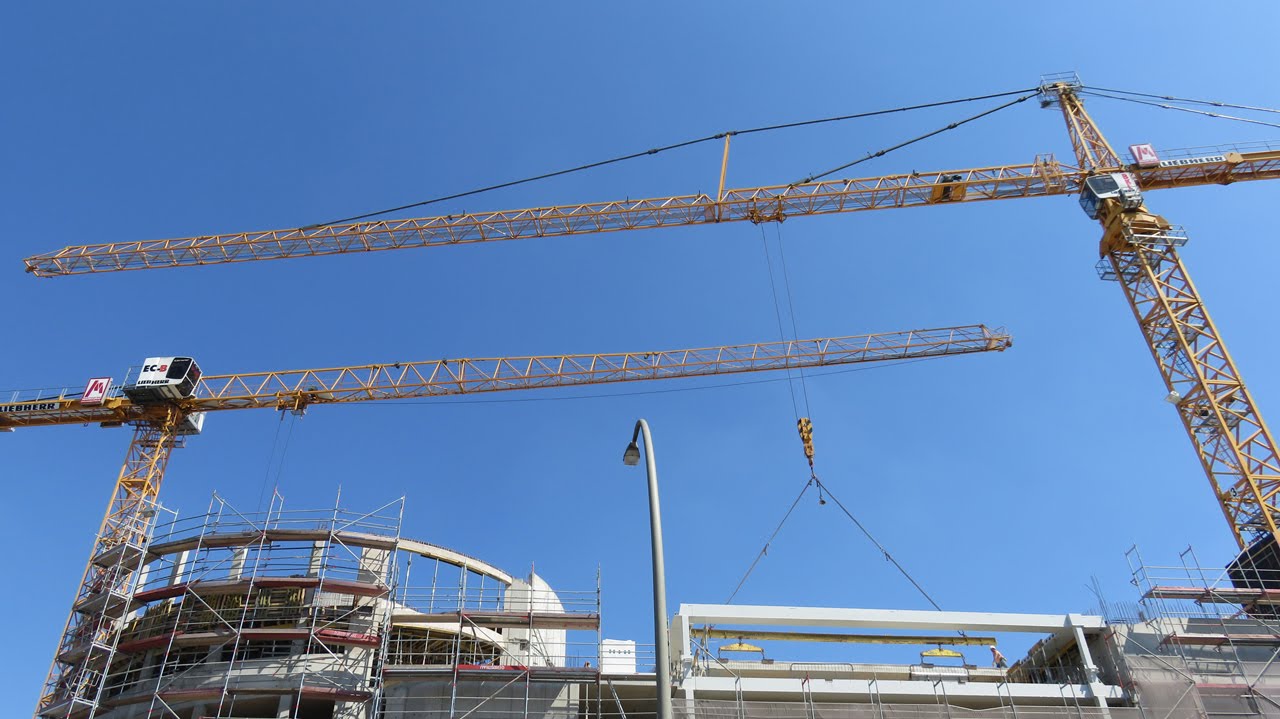Soeren66 - Turmdrehkran LIEBHERR 630 EC-H hebt Betonfertigteile