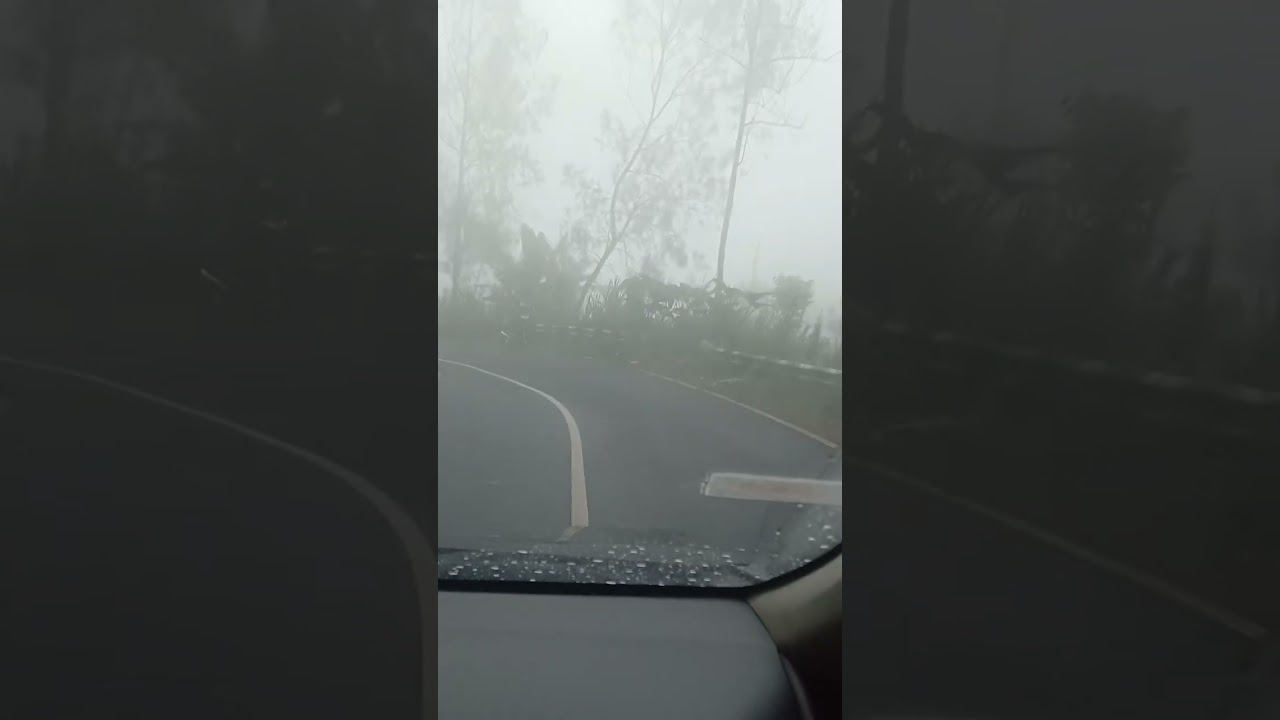 Menuruni dari puncak Bromo dipenuhi kabut gelap di siang hari .