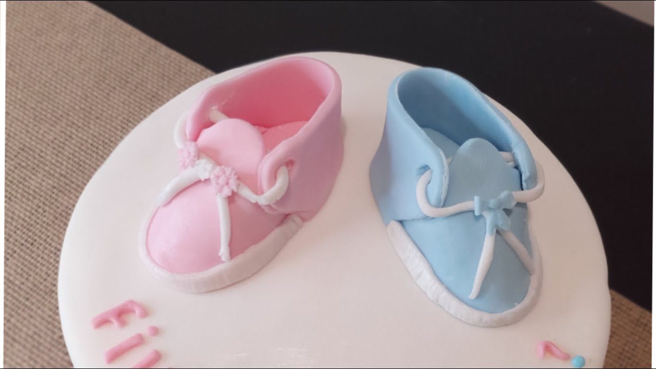 طريقة صنع حذاء البيبي بعجينة السكر للكيك ديزاين/ Chausson bébé en pate a sucre