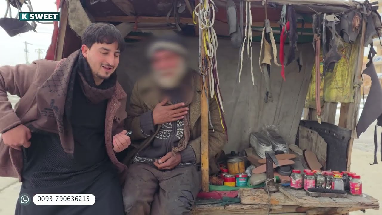 В этот снежный день Хайбер-Садат раздает подарки нуждающимся.
