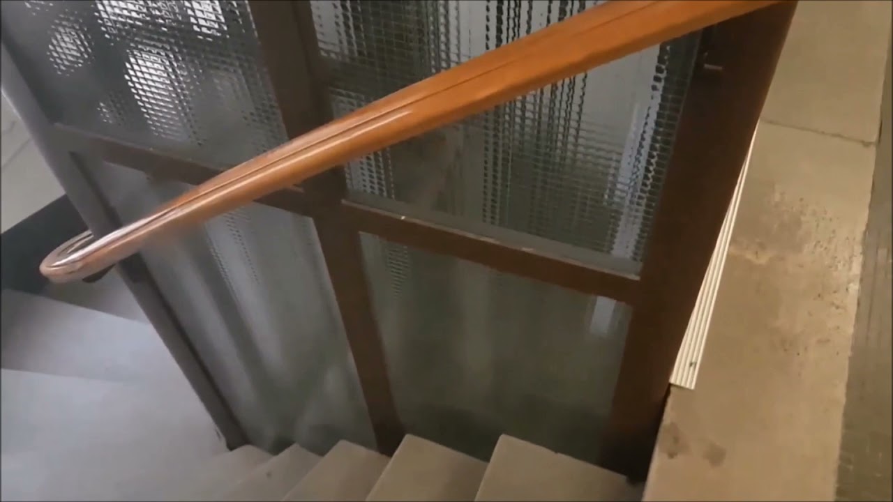 Magnifique ascenseur Schindler S-series des ann&eacute;es 1980, &agrave; la Rue Belle-Fontaine 2, &agrave; Lausanne