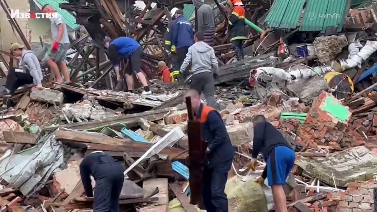У Чугуєві з-під завалів зруйнованого будинку культури дістали загиблого