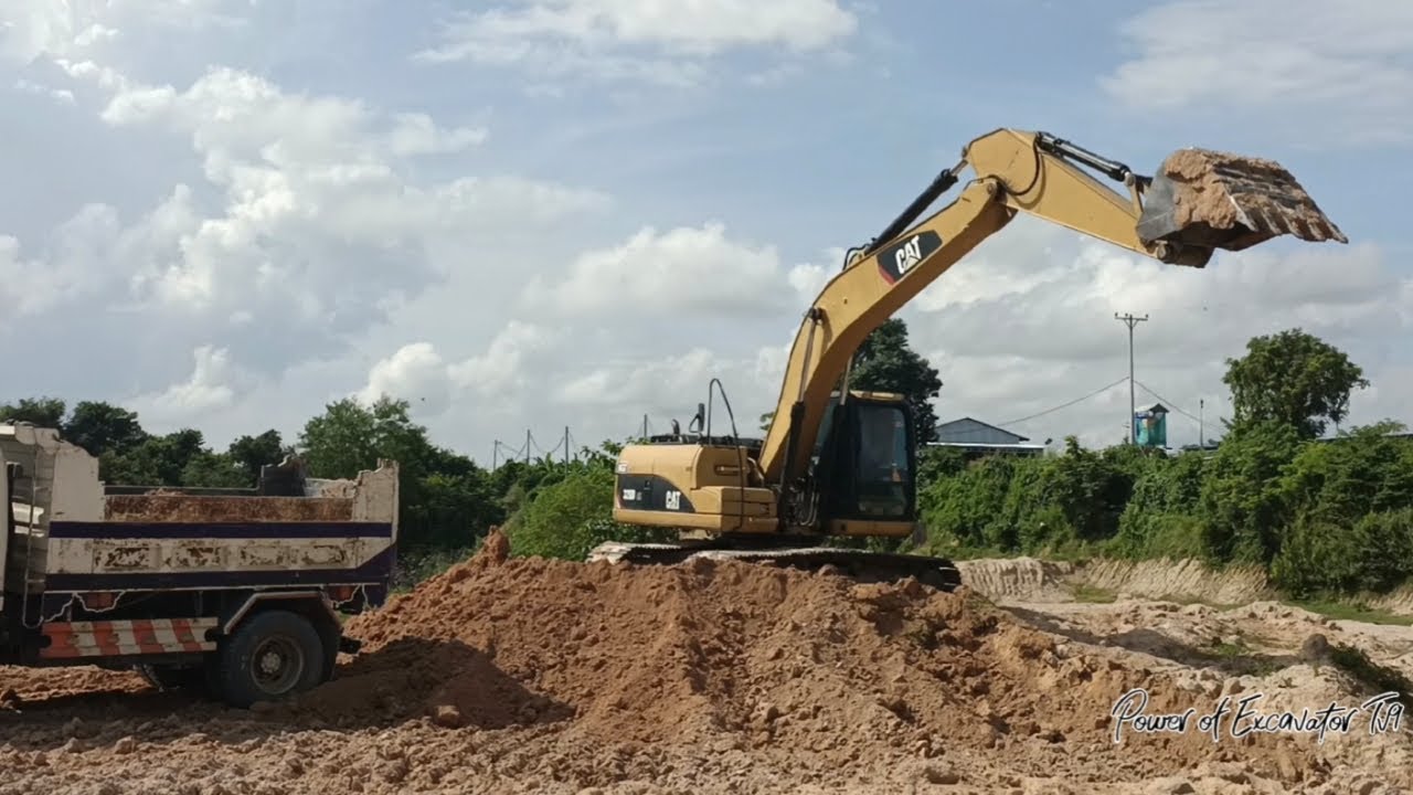 Excavator CAT 320D Power – Digging for Road Development with Extraordinary Force