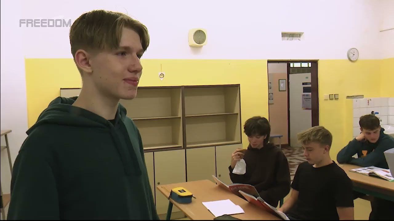 Revoluce na Chodbách aneb Když Děti Vládnou | Fiktivní Reportáž