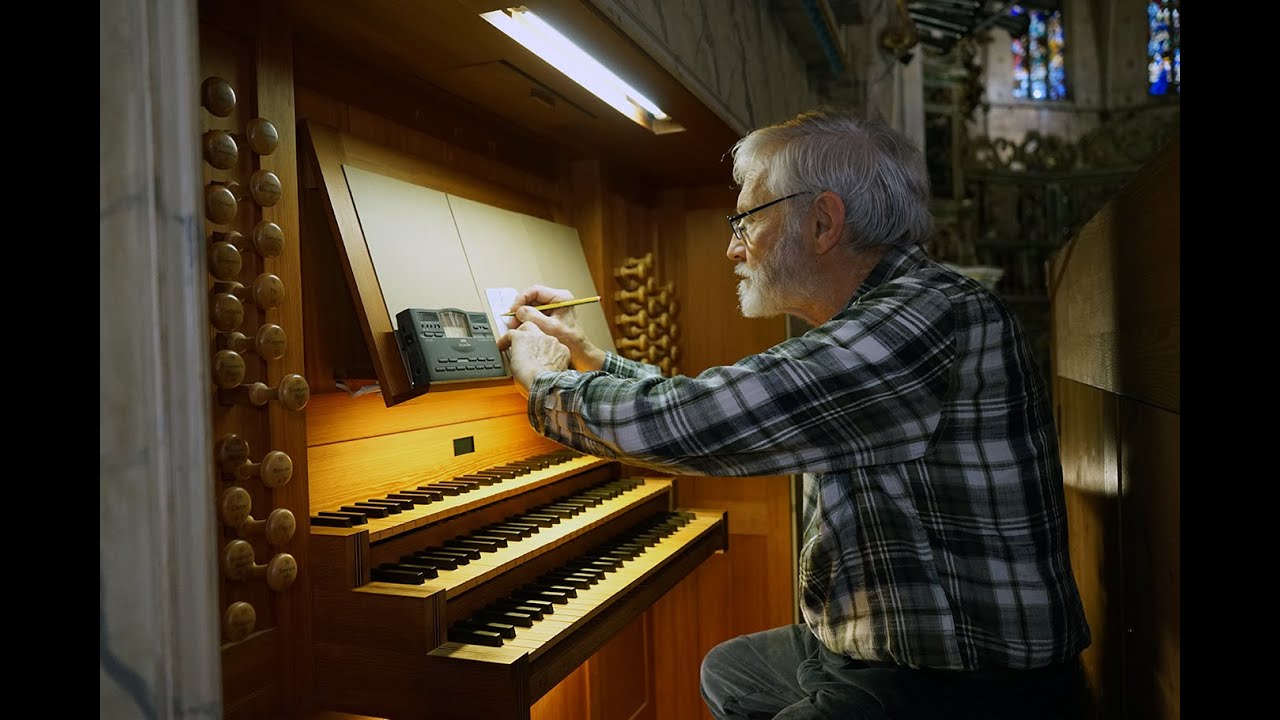 Toni Mulet afina l'orgue de la Basílica de Sant Francesc