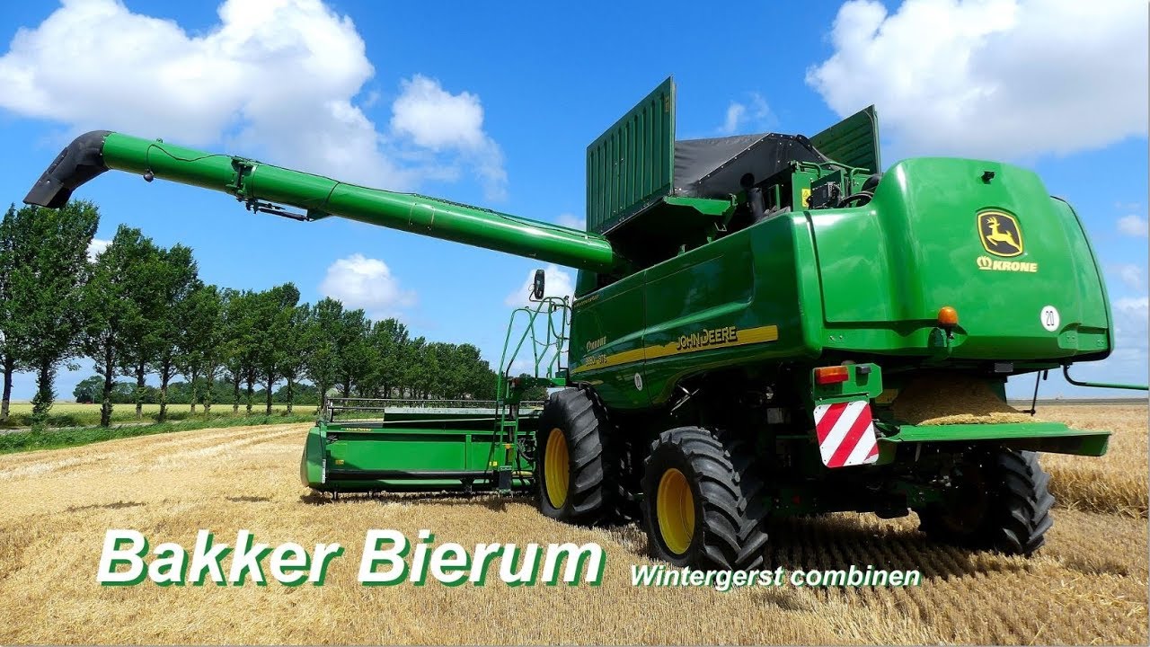 Wintergerst combinen met John Deere 9880i STS. Bakker Bierum.