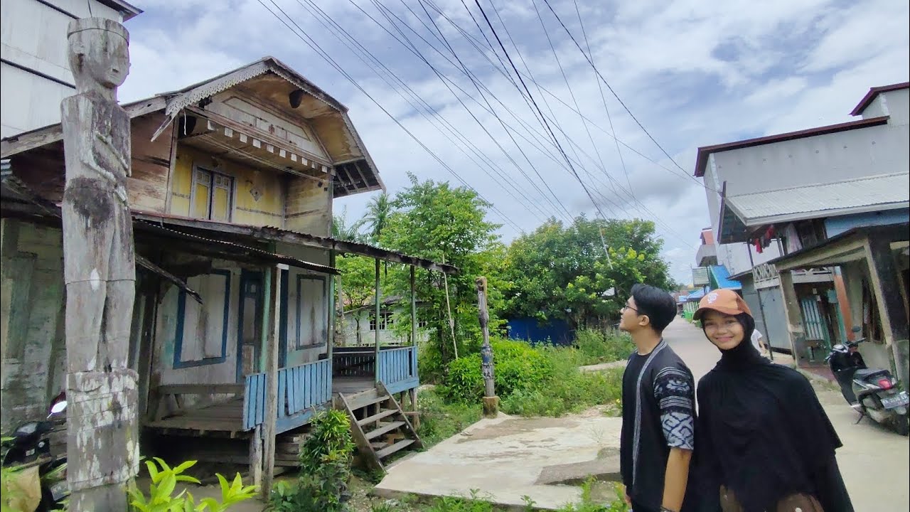 Kampung Suku Dayak ada 4 Agama. Berbeda sebelah rumah hidup damai.Desa Pendreh, Kalimantan Tengah.