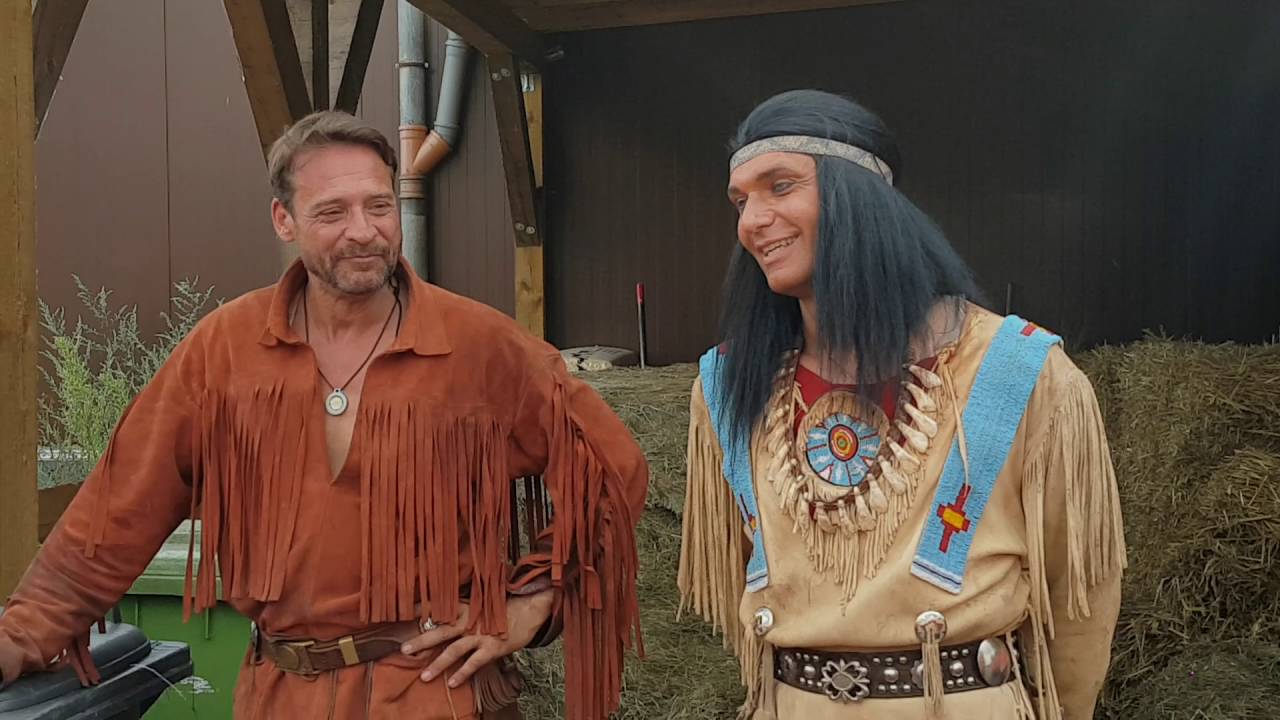 Winnetou ( Jean Marc Birkholz ) und Old Shatterhand ( Kai Noll ) stehen Rede und Antwort