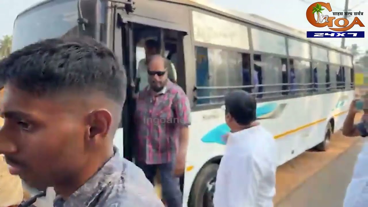 AAP MLA Venzy's bus reportedly stopped by police on the way to Azad Maidan