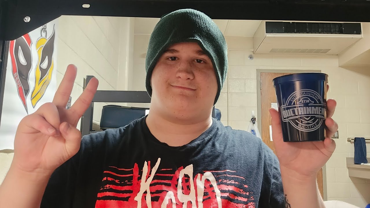 Vlog 178. Trivia night and the air bean bag (I hath become Garfield's bane) 