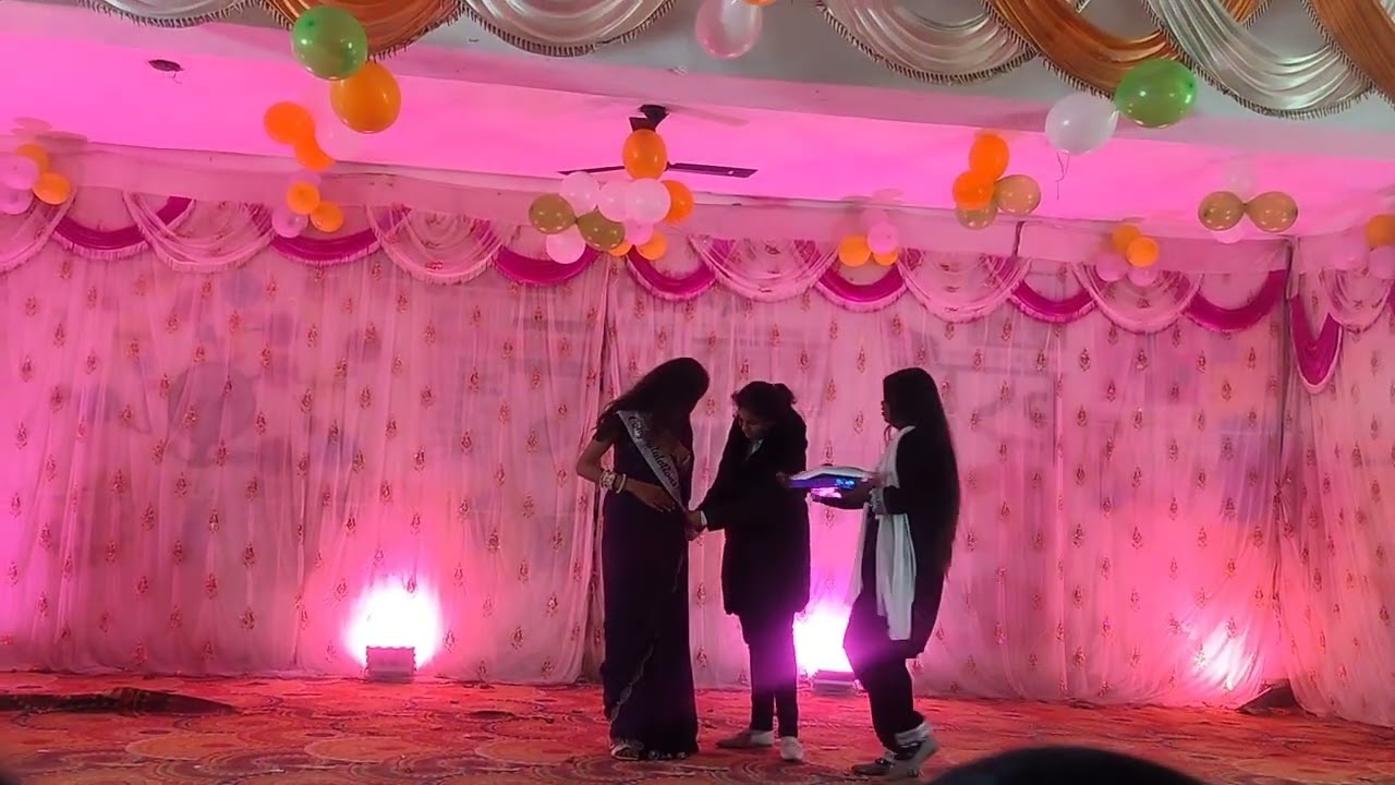 Maine kabhi nai socha tha ki Mai miss farewell 💖 banungi vo apne pure clg me thank you  for all 🙏