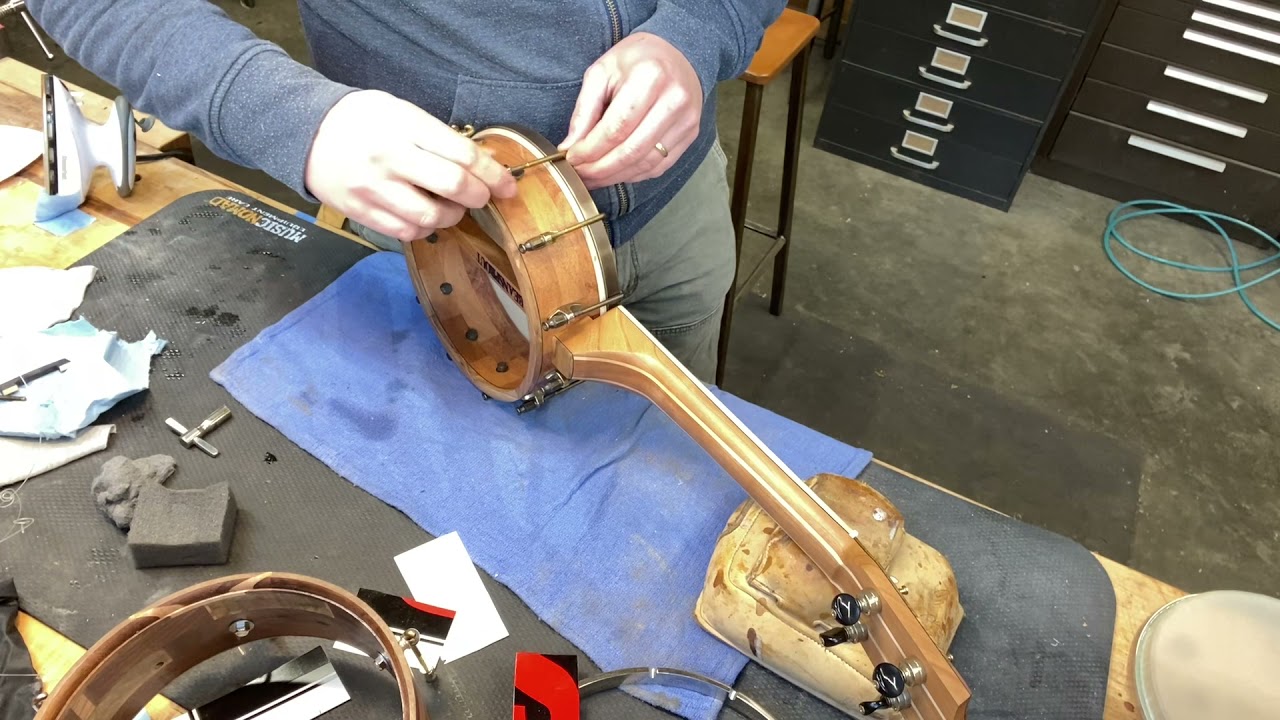 Switching out a banjo uke head