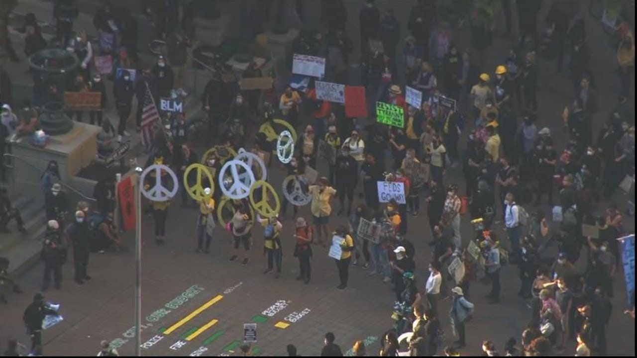 Hundreds march in downtown Oakland to stand in solidarity with Portland protesters
