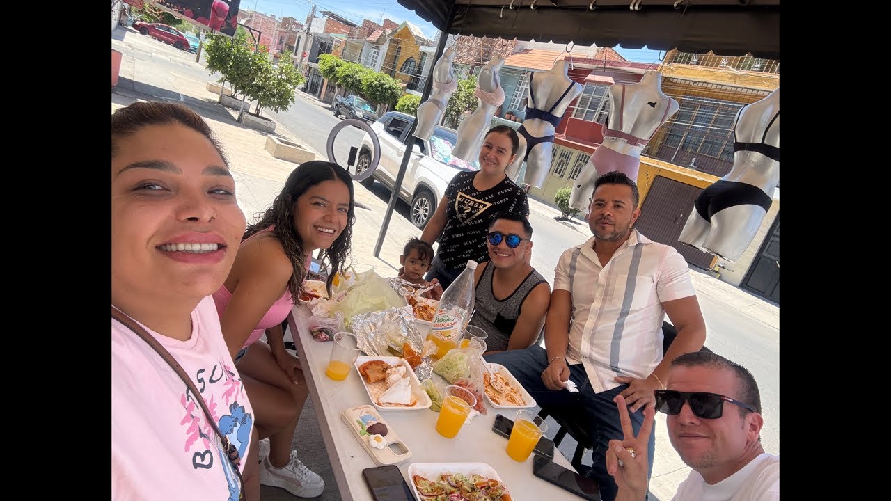 Almorzando en el local