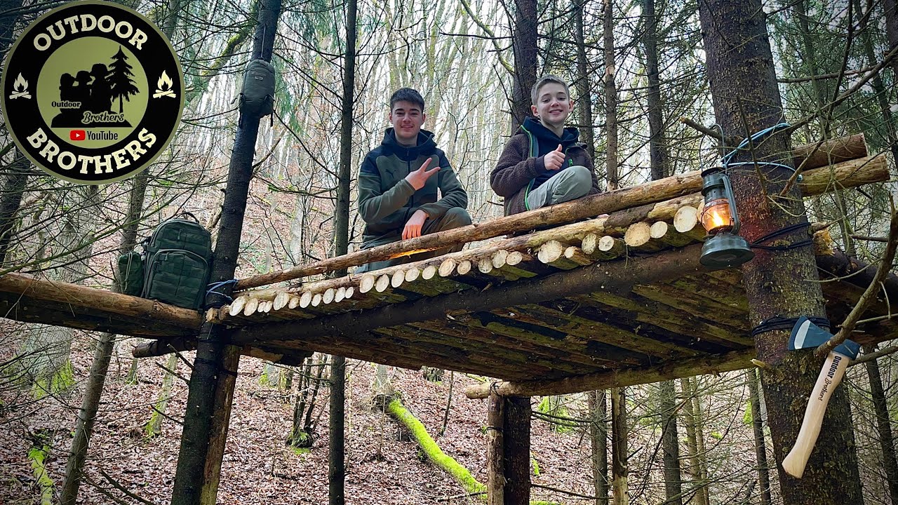 Wir bauen einen Baumhaus-Shelter mit Aufstieg und Steg und &uuml;bernachten in ihm - Outdoor Brothers