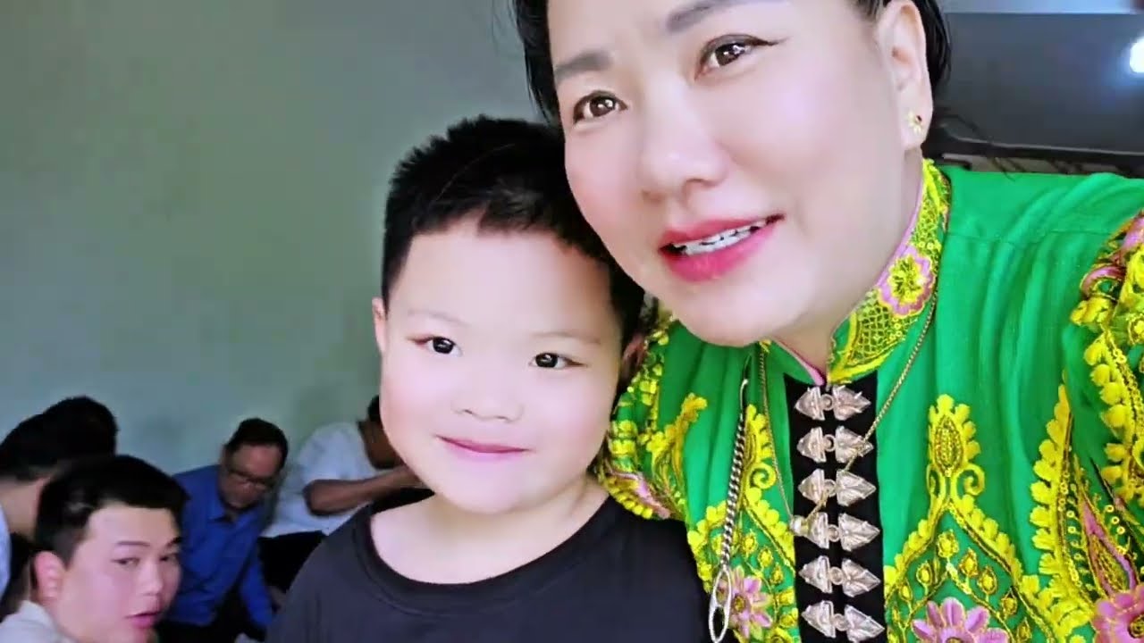 Mỹ Duyên đi cùng gia đình chúc tết cho anh chị cả vui quá