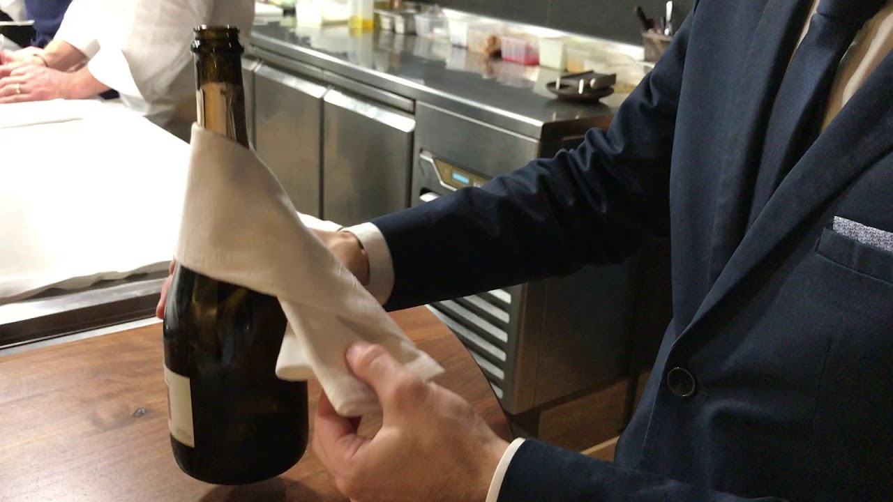 Le service du champagne à la cravate