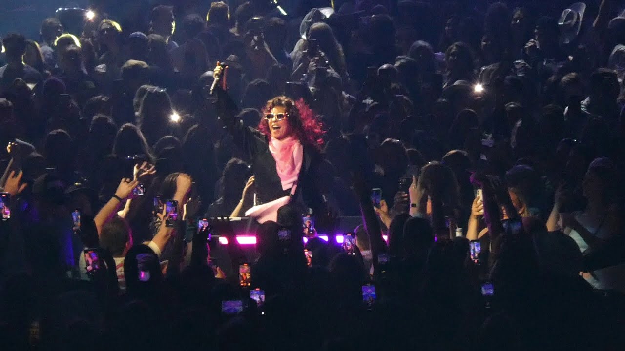 Shania Twain (01) Waking up dreaming (Vancouver, Canada) (02-05-2023)