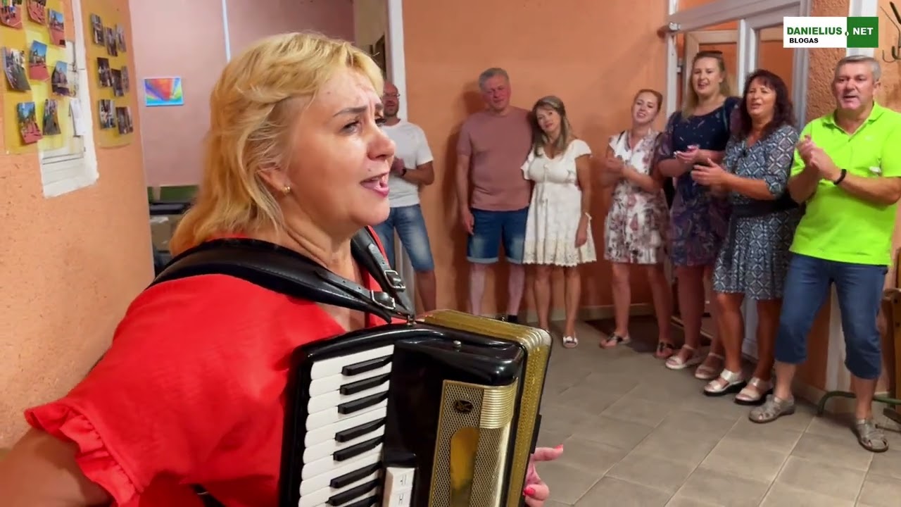 Akordeonu moteris - Birutė Kukalienė Santaikoje Alytaus rajone 2022 08 28