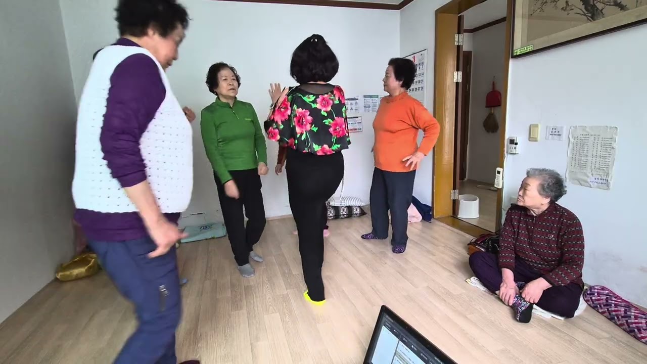 흥타령/노래교실/흥이절로난다/박수박수/무표정할머니도 박수치고 흔들고  ㅎ