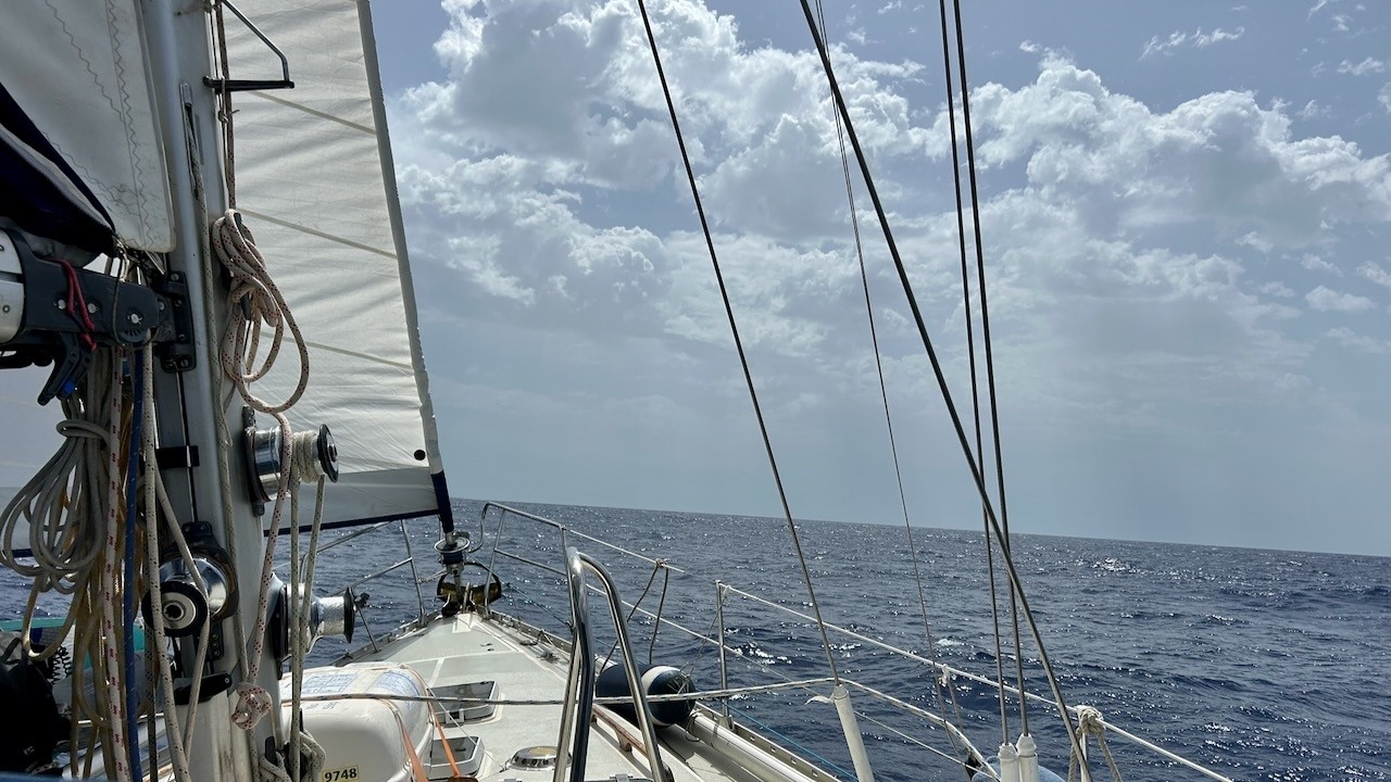 Discovery ajunge în Sardinia dupa 28 de ore la timonă!