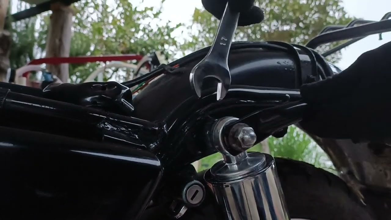 Cambio de los amortiguadores traseros en la Gn 125 Suzuki. #gn125 #Ganaderíaymuchomás