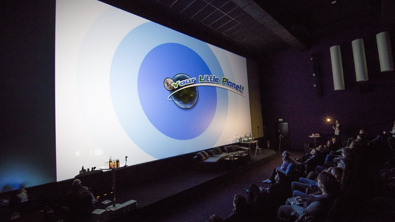 Your Little Planet Video im Kinosaal