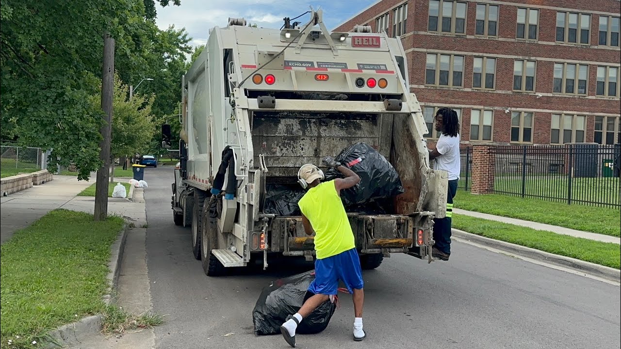New International Heil 5000 Rear Loader Garbage Truck Packing Trash Bags