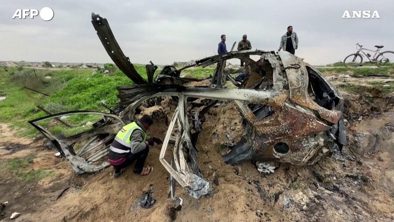 Automobile carbonizzata da un ATTACCO AEREO ISRAELIANO A GAZA: cinque morti fra cui tre giornalisti