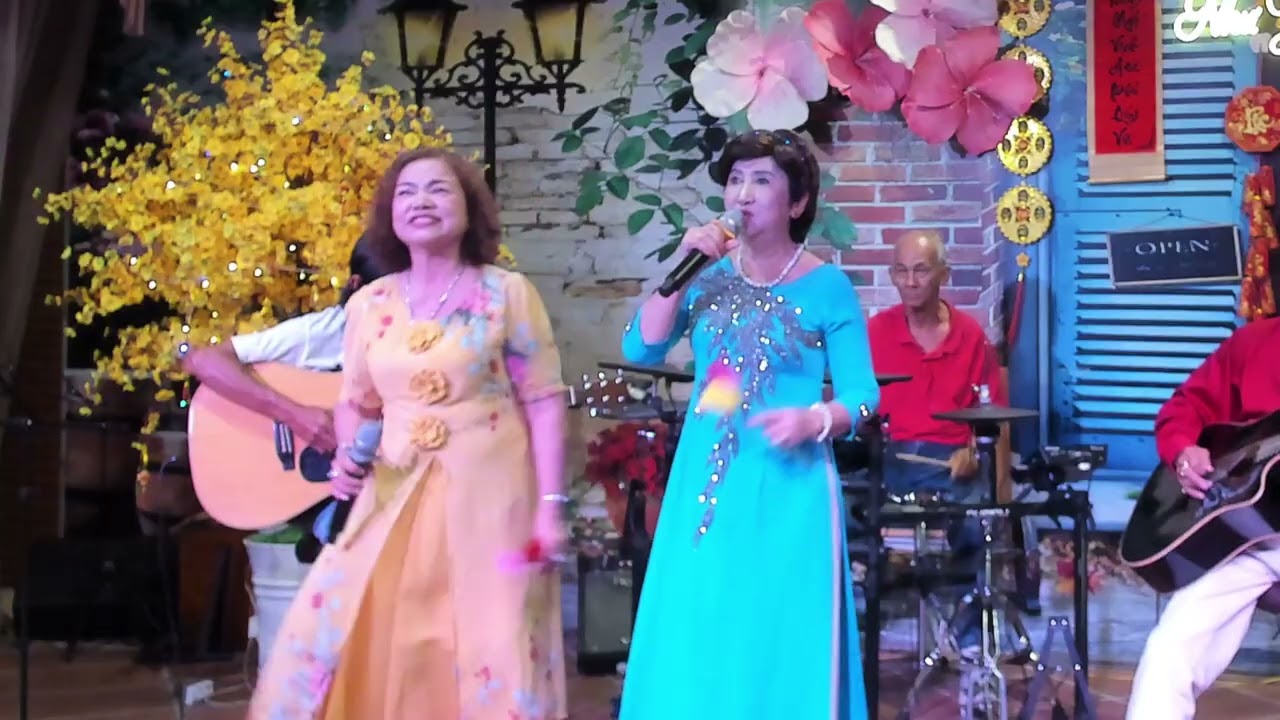 Hẹn hò đêm trăng -  Sáng tác: Nhạc Ngoại - Lời Việt: Nhật Ngân - Trình bày : Bùi Gẩm & Phi Long