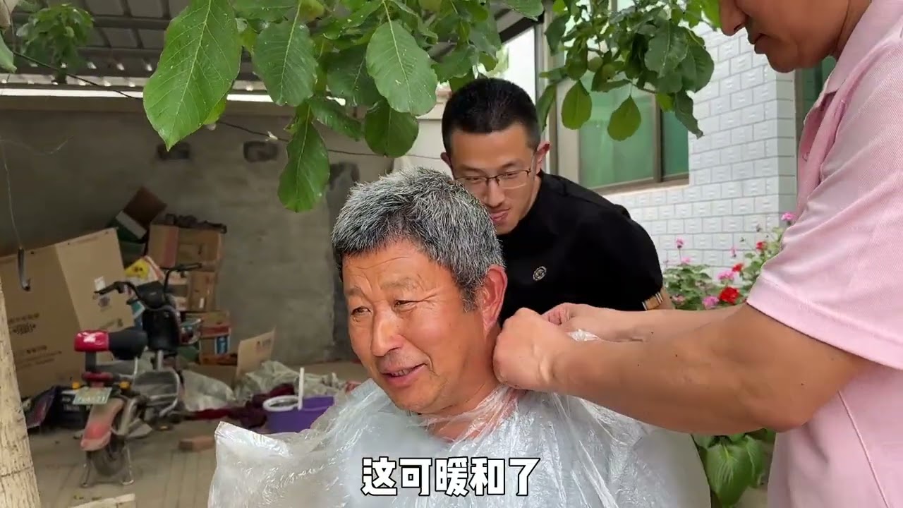 小伙和大大挑战给锅爸理发，全家人在旁边围观，全程笑的合不拢嘴 #理发 #展现真正技术的时候到了 #托尼老师