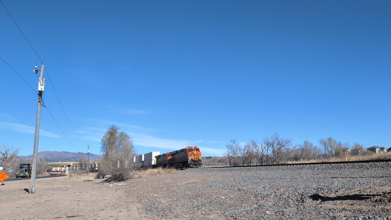 BNSF 7375 South brings a long SB Q train