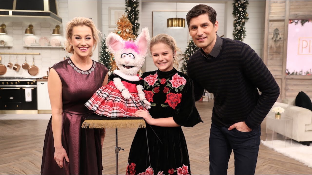 Darci Lynn Farmer & Her Puppet Pal Perform 