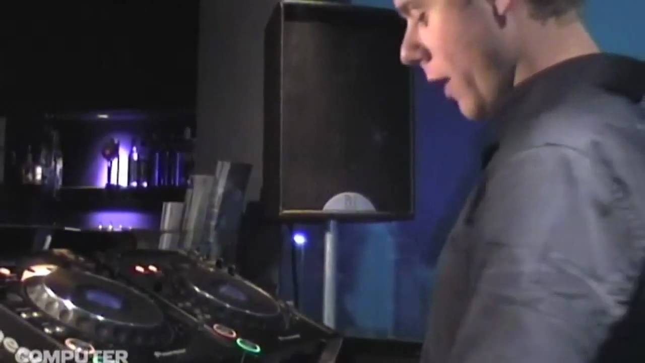 How to DJ  with Armin van Buuren 2/2