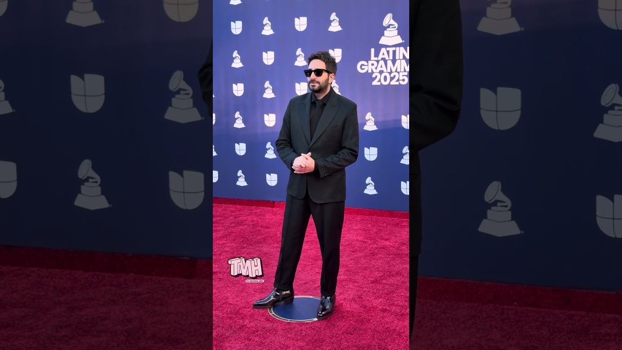 Nico Cotton llega a la alfombra de #latingrammys 🥹📲💖