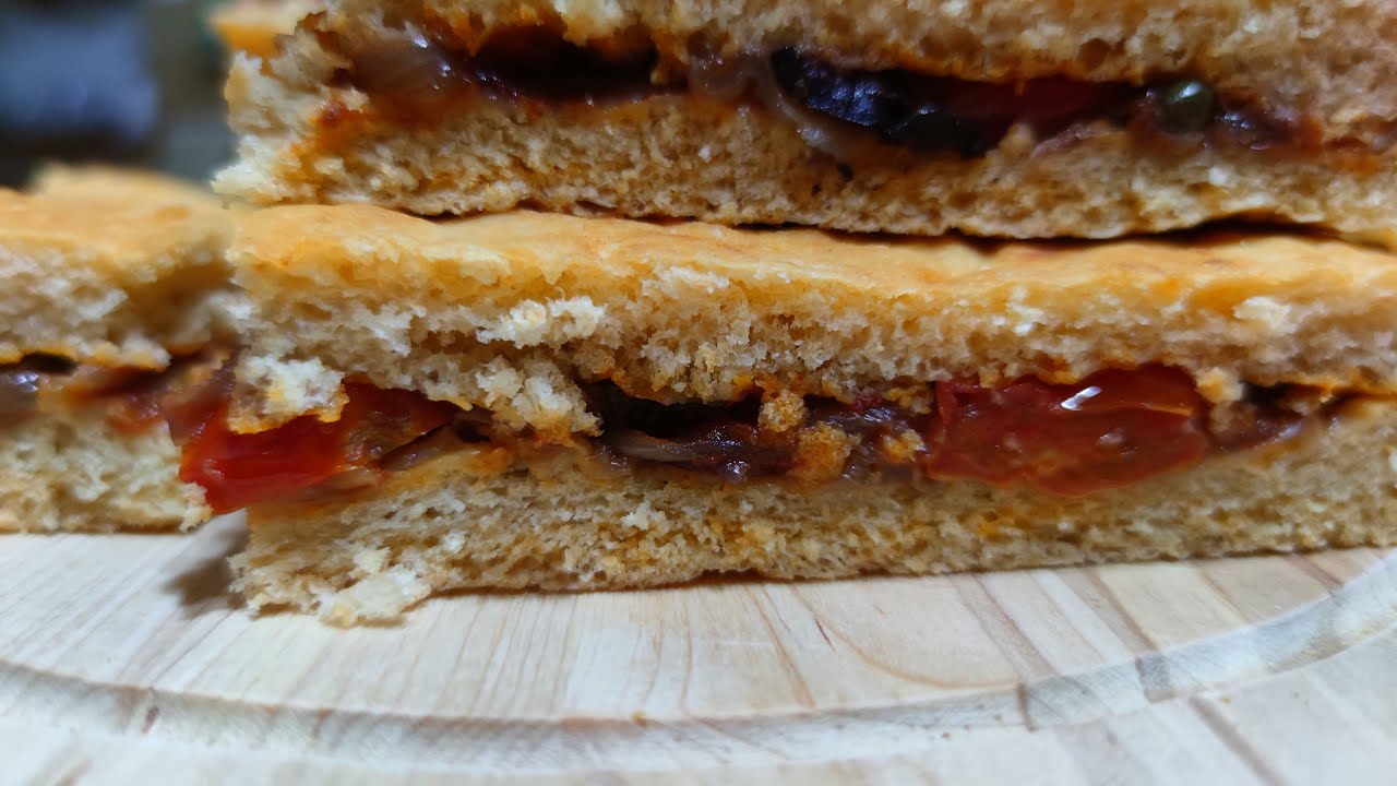 Focaccia rustica salentina alle cipolle - Sfizi & Delizie