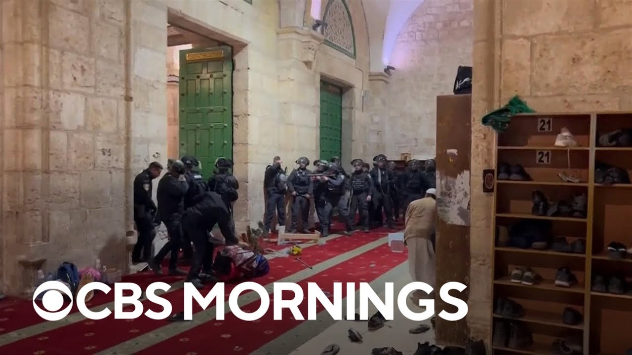 Israeli police clash with Palestinian worshippers