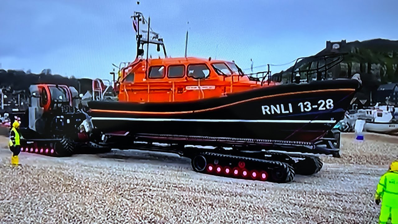 Hastings RNLI  Lifeboat launch from a tracked vehicle ( Don’t forget to like 👍)