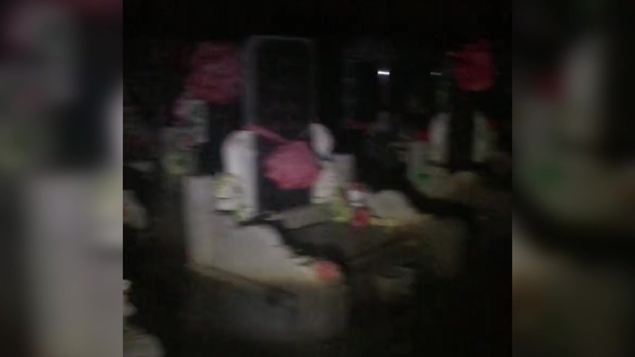小哥晚上开车路过坟地，车子却总是熄火，怎料他当即对着坟地训话