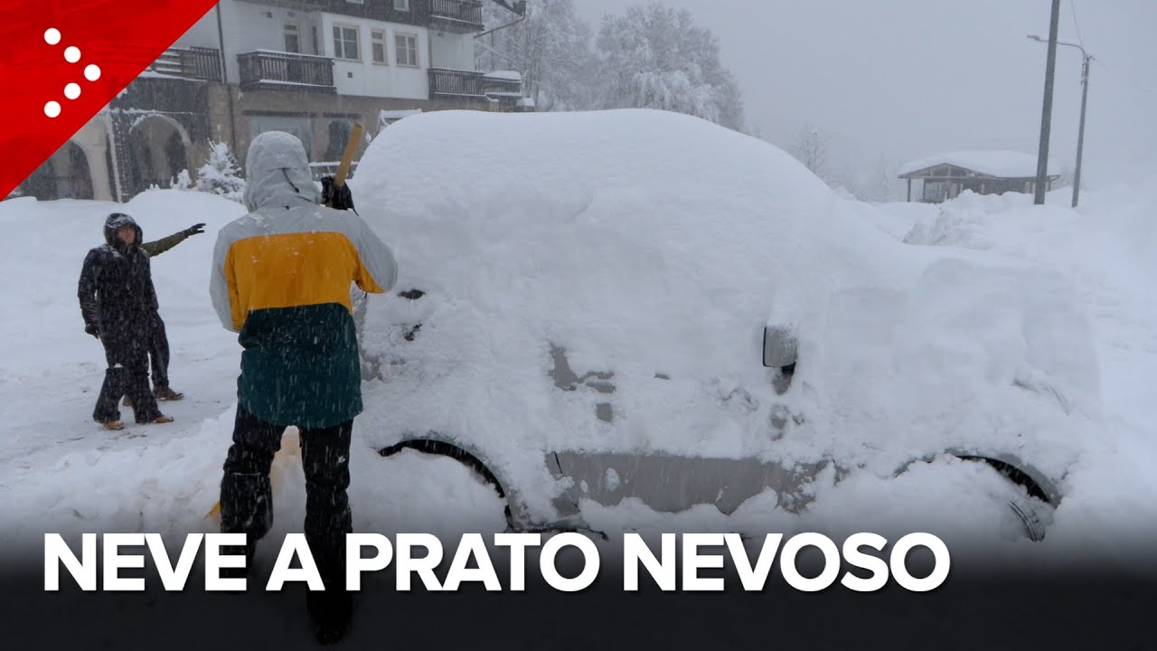 Abbondante nevicata a Prato Nevoso (Cuneo): oltre mezzo metro al suolo, auto bloccate nei parcheggi