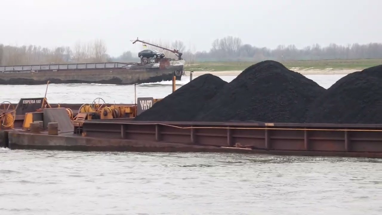 Veerhaven 7, mvs Nivoma en mvs Gaasperland in de opvaart op de Waal bij Druten.