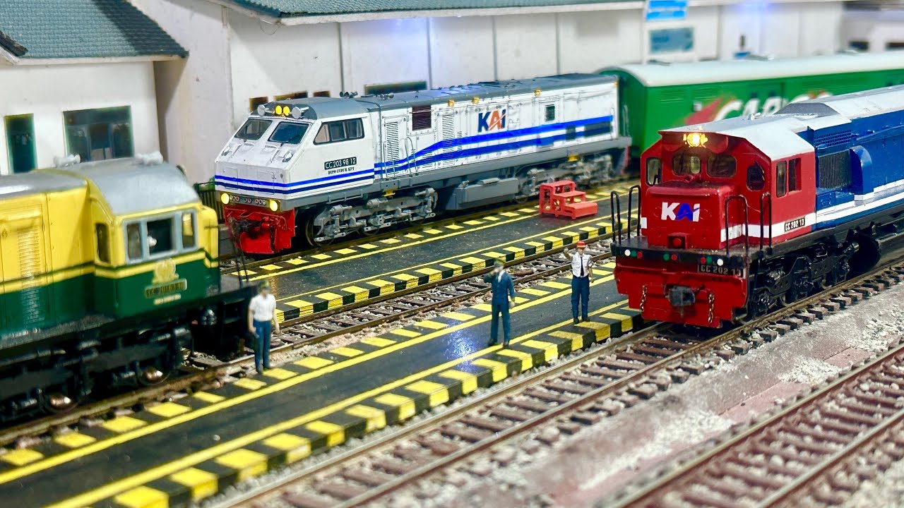 kereta api Babaranjang,Peti kemas & KA Serayu dihentikan oleh PPKA & Masinis karena anjlok distasiun