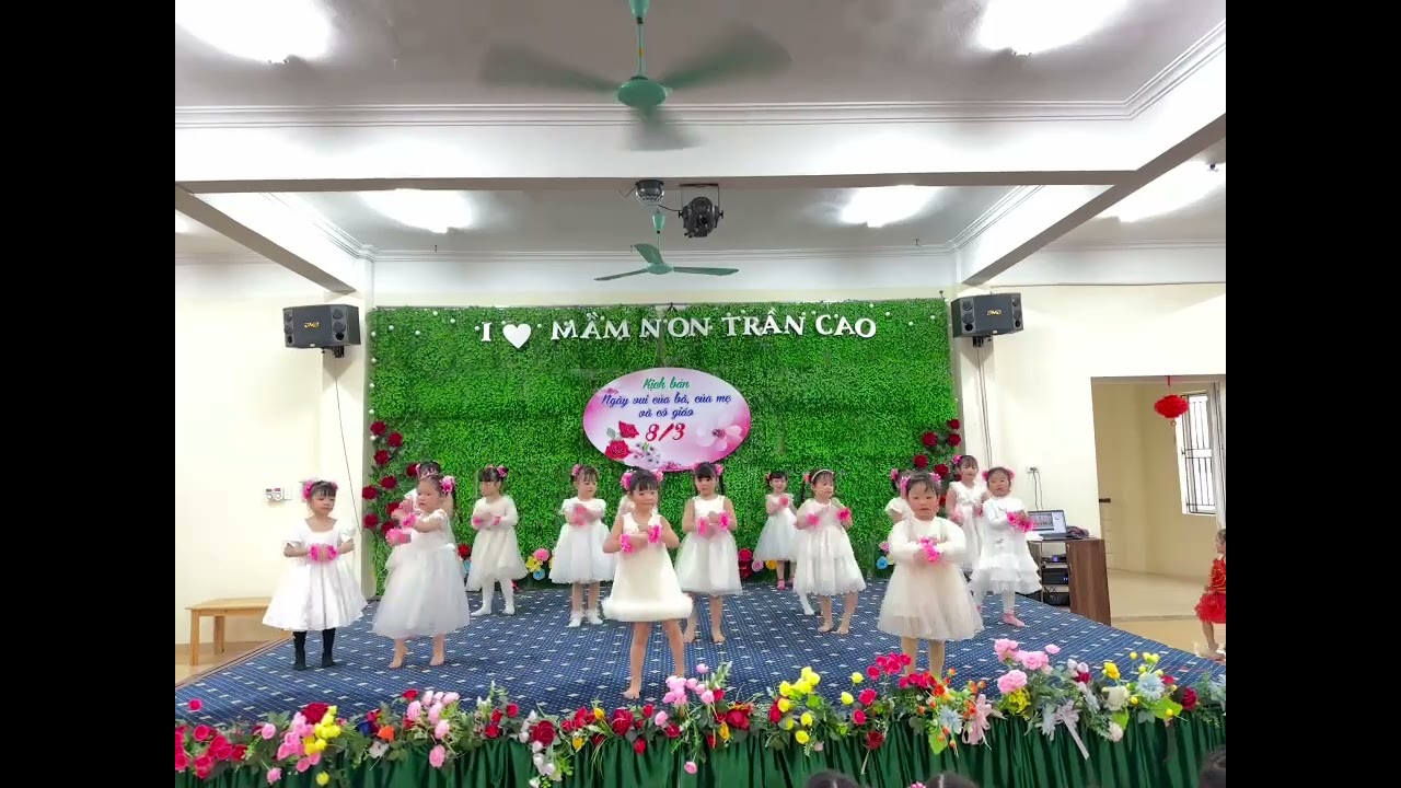8/3 các em múa tặng các mẹ các cô 