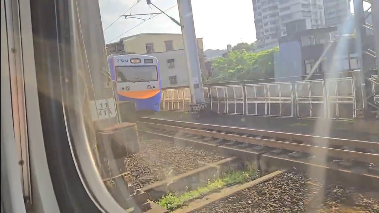 1137次基隆發車經由山線開往苗栗的銀綠色微笑號EMU900型十輛一編組EMU923區間車，和4113次蘇澳發車經由宜蘭線開往樹林的EMU700型八輛二編組EMU712+EMU711阿福號區間車